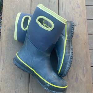 Bogs kids boots size 4. Waterproof, insulated.